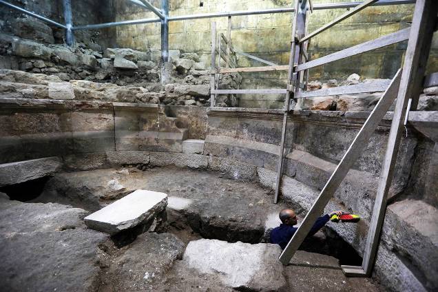 Arqueólogo trabalha em trecho recém-descoberto do Muro das Lamentações, na Cidade Velha de Jerusalém - 16/10/2017 Arqueólogo trabalha em trecho recém-descoberto do Muro das Lamentações, na Cidade Velha de Jerusalém - 16/10/2017