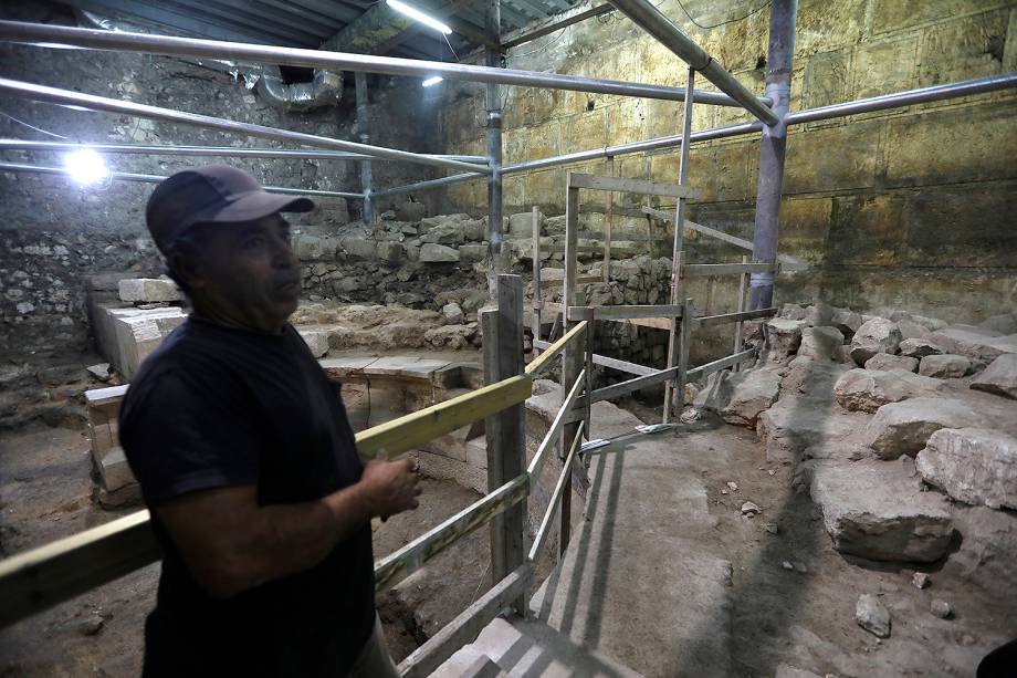 Operário observa trecho recém-descoberto do Muro das Lamentações, na Cidade Velha de Jerusalém - 16/10/2017