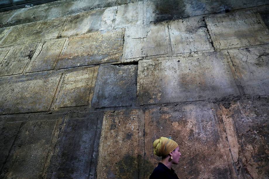 A arqueóloga Tehillah Lieberman trabalha em trecho recém-descoberto do Muro das Lamentações, na Cidade Velha de Jerusalém - 16/10/2017
