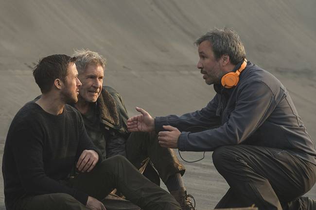 Diretor do filme Blade Runner, David Villeneuve Diretor do filme Blade Runner, David Villeneuve, conversando com os atores Ryan Gosling e Harrison Ford