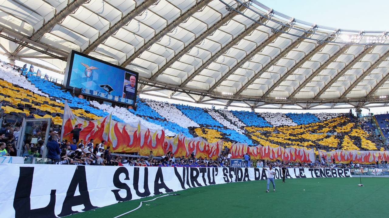 Torcida Lazio no Estádio Olímpico de Roma
