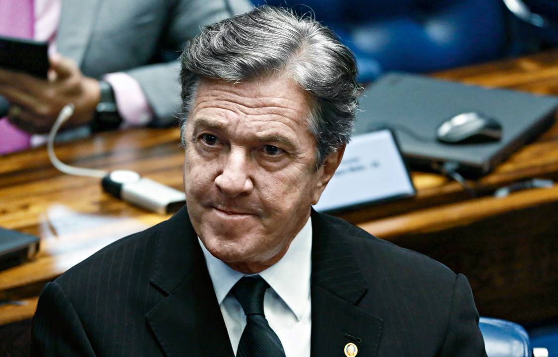 DF - VOTA«¿O-DERRUBA-AFASTAMENTO-A¿CIO-NEVES - POLÕTICA - O senador Fernando Collor de Melo durante votaÁ¿o para derrubar o afastamento do senador AÈcio Neves concedido pela Primeira Turma do Supremo Tribunal Federal (STF), no Senado Federal em BrasÌlia (DF), nesta terÁa-feira (17). AÈcio Neves poder· retomar atividades parlamentares. 17/10/2017 - Foto: F·TIMA MEIRA/FUTURA PRESS/FUTURA PRESS/ESTAD¿O CONTE¿DO