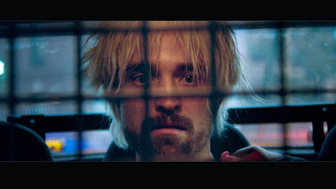 Robert Pattinson em cena do filme "Bom Comportamento"
