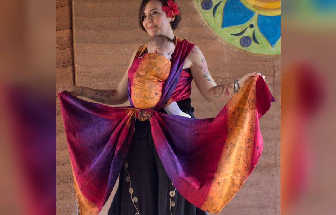 Elena de Regoyos ensina a carregar bebês amarrados em panos