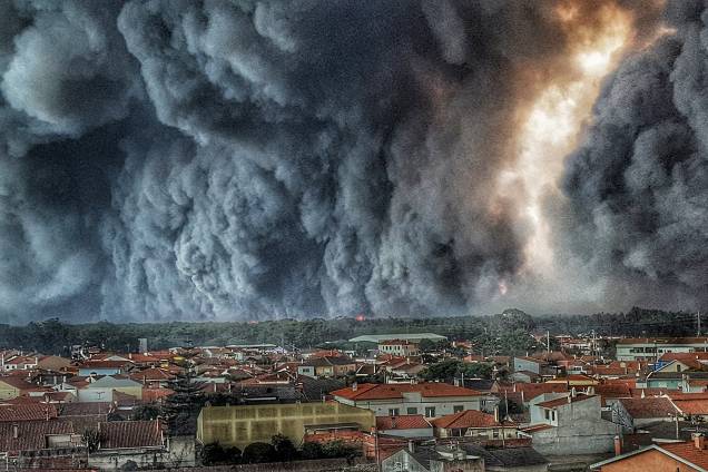 Foto de uma gigantesca nuvem de fumaça sobre o distrito de Vieira de Leiria, em Portugal Foto de uma gigantesca nuvem de fumaça sobre o distrito de Vieira de Leiria, em Portugal