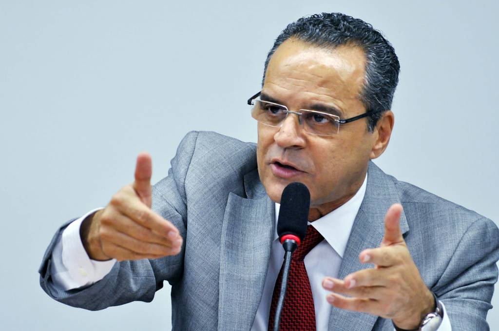 Justiça liberta ex-ministro Henrique Alves da prisão domiciliar