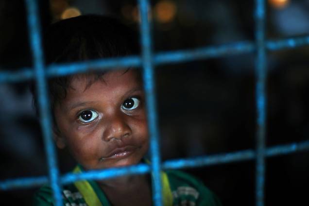 Um menino refugiado Rohingya, que atravessou a fronteira de Myanmar esta semana, se refugia na Escola Primária de Long Beach, no campo de refugiados de Kutupalong, perto de Cox's Bazar, Bangladesh - 23/10/2017 Um menino refugiado Rohingya, que atravessou a fronteira de Myanmar esta semana, se refugia na Escola Primária de Long Beach, no campo de refugiados de Kutupalong, perto de Cox's Bazar, Bangladesh - 23/10/2017
