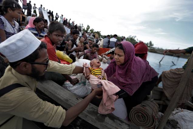 Refugiados rohingyas recém chegados à Bangladesh aguardam para serem levados até o acampamento Cox's Bazar, onde se encontram outros milhares de muçulmanos - 02/10/2017 Refugiados rohingyas recém chegados à Bangladesh aguardam para serem levados até o acampamento Cox's Bazar, onde se encontram outros milhares de muçulmanos - 02/10/2017
