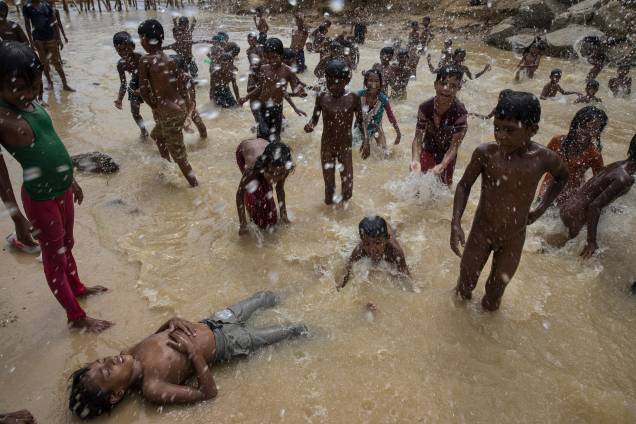 Crianças rohingyas refugiadas brincam nas águas de um pequeno riacho que passa pelo campo de Kutupalong, em Cox's Bazar, no Bangladesh - 06/10/2017 Crianças rohingyas refugiadas brincam nas águas de um pequeno riacho que passa pelo campo de Kutupalong, em Cox's Bazar, no Bangladesh - 06/10/2017