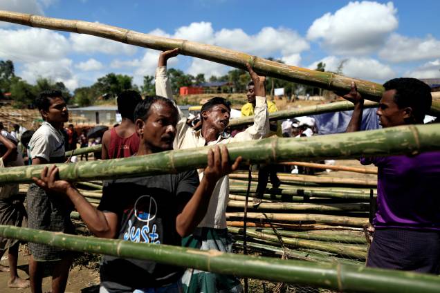 Refugiados Rohingya recebem pedaços de bambu para fazer uma cabana no campo de refugiados Balukhali em Cox's Bazar, Bangladesh - 11/10/2017 Refugiados Rohingya recebem pedaços de bambu para fazer uma cabana no campo de refugiados Balukhali em Cox's Bazar, Bangladesh - 11/10/2017