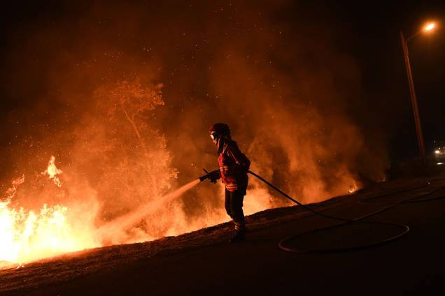 Um bombeiro trabalha para conter as chamas de um incêndio que atingiu Cabanões, perto de Lousã, em Portugal. Pelo menos 27 pessoas morreram em incêndios que devastaram florestas no norte e no centro do país nas últimas 24 horas - 16/10/2017 Um bombeiro trabalha para conter as chamas de um incêndio que atingiu Cabanões, perto de Lousã, em Portugal. Pelo menos 27 pessoas morreram em incêndios que devastaram florestas no norte e no centro do país nas últimas 24 horas - 16/10/2017