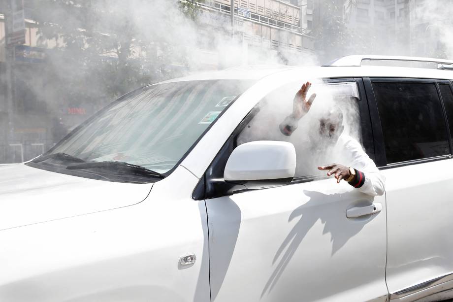 Um político da oposição da coligação da Super-Aliança Nacional (NASA), reage depois que uma lata de gás disparada por policiais atinge o interior de seu carro durante um protesto ao longo de uma rua na cidade de Nairobi, no Quênia - 13/10/2017