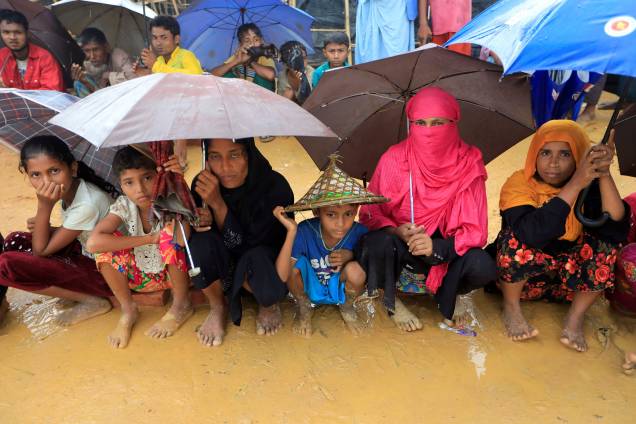 Os refugiados Rohingya fazem filas para receber ajuda humanitária no campo de refugiados de Kutupalong, em Cox's Bazar, no Bangladesh - 20/10/2017 Os refugiados Rohingya fazem filas para receber ajuda humanitária no campo de refugiados de Kutupalong, em Cox's Bazar, no Bangladesh - 20/10/2017