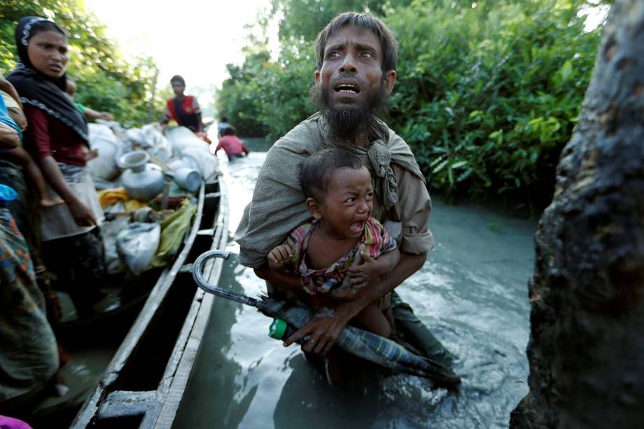 Refugiados Rohingya chegam ao lado bengali do rio Naf depois de atravessar a fronteira de Myanmar, em Palang Khali, Bangladesh - 16/10/2017