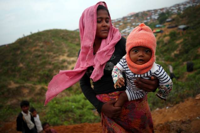 Jayed Ullah, uma menina refugiada rohingya, de seis meses, é carregada por sua mãe, no campo de refugiados de Palong Khali, perto de Cox's Bazar, em Bangladesh - 30/10/2017 Jayed Ullah, uma menina refugiada rohingya, de seis meses, é carregada por sua mãe, no campo de refugiados de Palong Khali, perto de Cox's Bazar, em Bangladesh - 30/10/2017