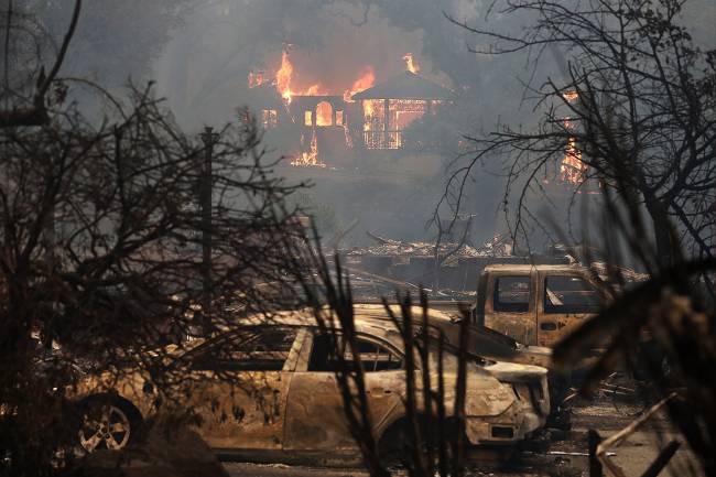 Incêndio fora de controle consome uma casa após destruir florestas e carros