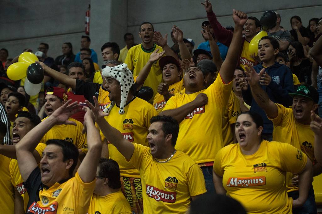 Torcida do Sorocaba durante a final da Liga paulista de Futsal, na Arena Sorocaba, S&atilde;o Paulo
