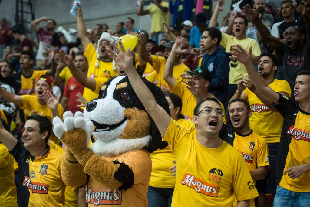 Torcida do Sorocaba durante a final da Liga paulista de Futsal, na Arena Sorocaba, S&atilde;o Paulo