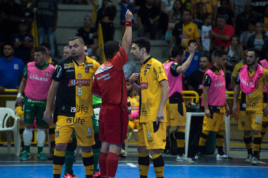 Neto recebe cart&atilde;o amarelo ap&oacute;s falta cometida contra um jogador do Corinthians