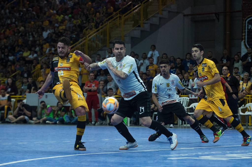 Rodrigo, do Sorocaba, e Vander Carioca, do Corinthians, travaram duelos quentes na decis&atilde;o em Sorocaba