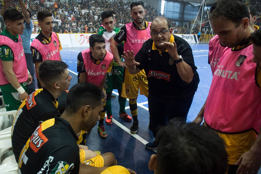 O t&eacute;cnico Fernando Ferretti, do Sorocaba, pede um tempo para auxiliar seus jogadores durante a final da Liga Paulista de Futsal contra o Corinthians