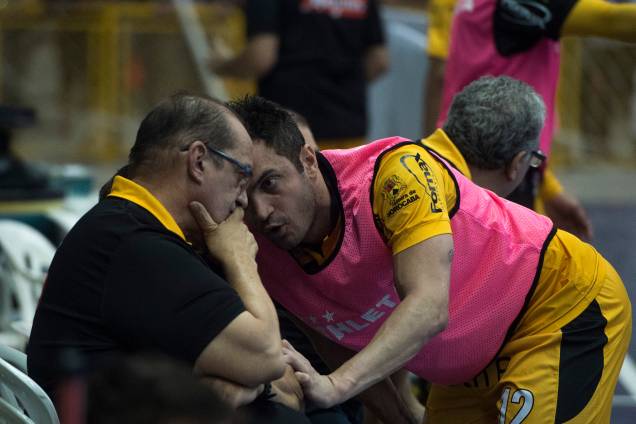Falcão conversa com o técnico Fernando Ferretti durante a final contra o Corinthians, na Arena Sorocaba Falcão conversa com o técnico Fernando Ferretti durante a final contra o Corinthians, na Arena Sorocaba