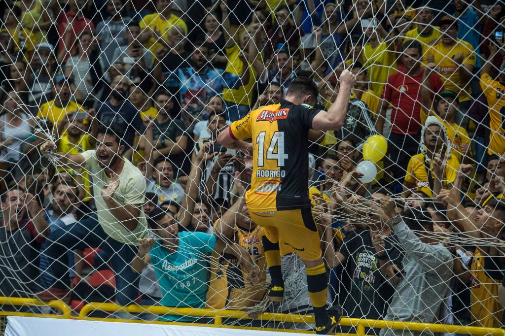 O capit&atilde;o Rodrigo comemora o primeiro de seus dois gols com a torcida na Arena Sorocaba