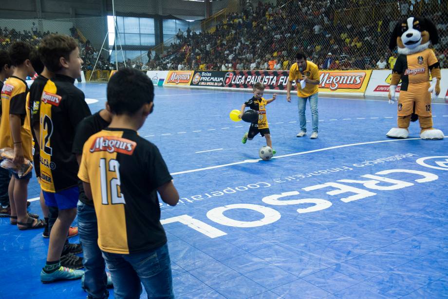 Durante o intervalo do jogo, atividades com crianças torcedoras do Sorocaba foram realizadas e brindes distribuídos