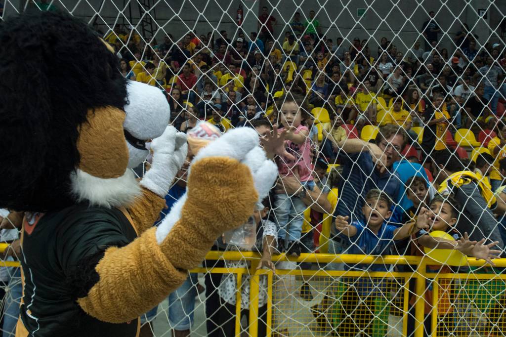 Durante o intervalo do jogo, atividades com crian&ccedil;as torcedoras do Sorocaba foram realizadas e brindes distribu&iacute;dos