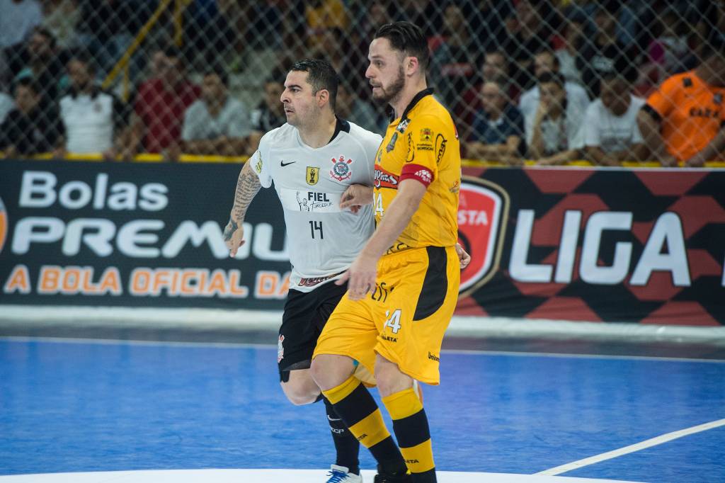 Rodrigo do Sorocaba e Vander Carioca do Corinthians, durante a final da Liga paulista de Futsal, a dupla de n&uacute;meros 14 travou diversos lances de disputa na partida