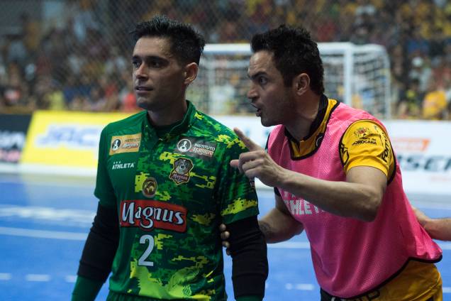 Falcão orienta o goleiro Tiago, seu velho companheiro de clubes e seleção brasileira Falcão orienta o goleiro Tiago, seu velho companheiro de clubes e seleção brasileira