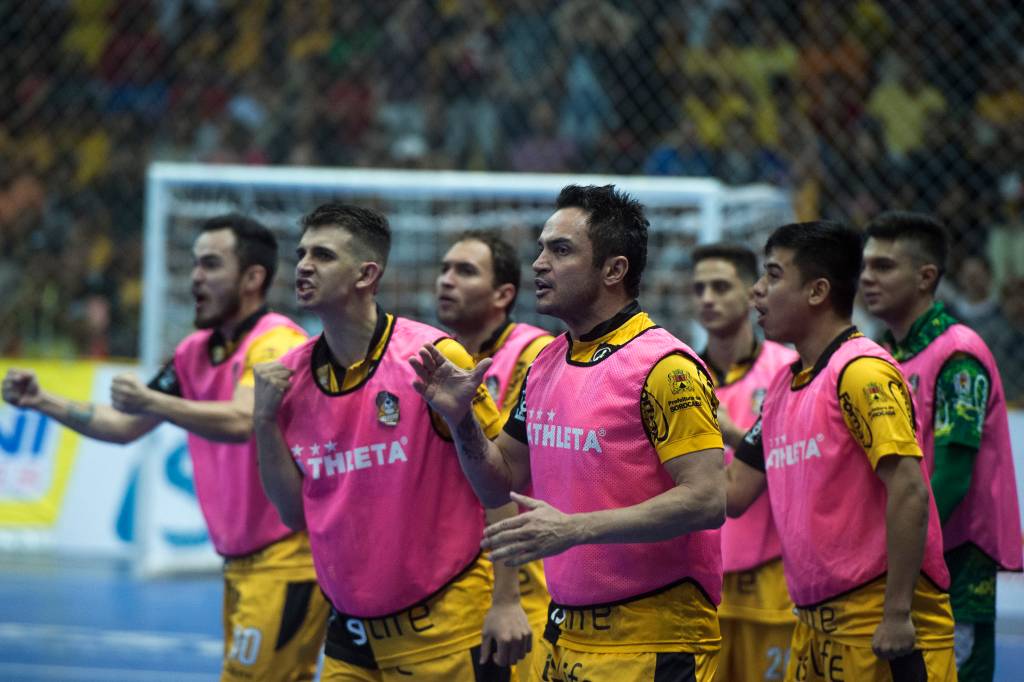 Jogadores do banco de reservas do Sorocaba durante a comemora&ccedil;&atilde;o de um gol na partida decisiva contra o Corinthians, v&aacute;lida pela Liga Paulista de Futsal