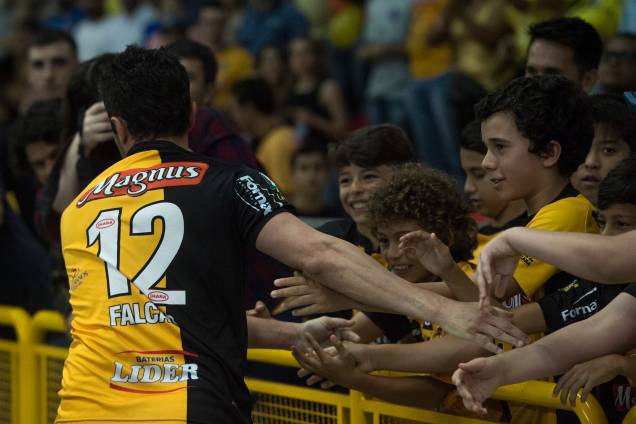 Falcão comemora seu primeiro gol na final da Liga Paulista de Futsal, contra o Corinthians, junto às crianças na beira da quadra Falcão comemora seu primeiro gol na final da Liga Paulista de Futsal, contra o Corinthians, junto às crianças na beira da quadra