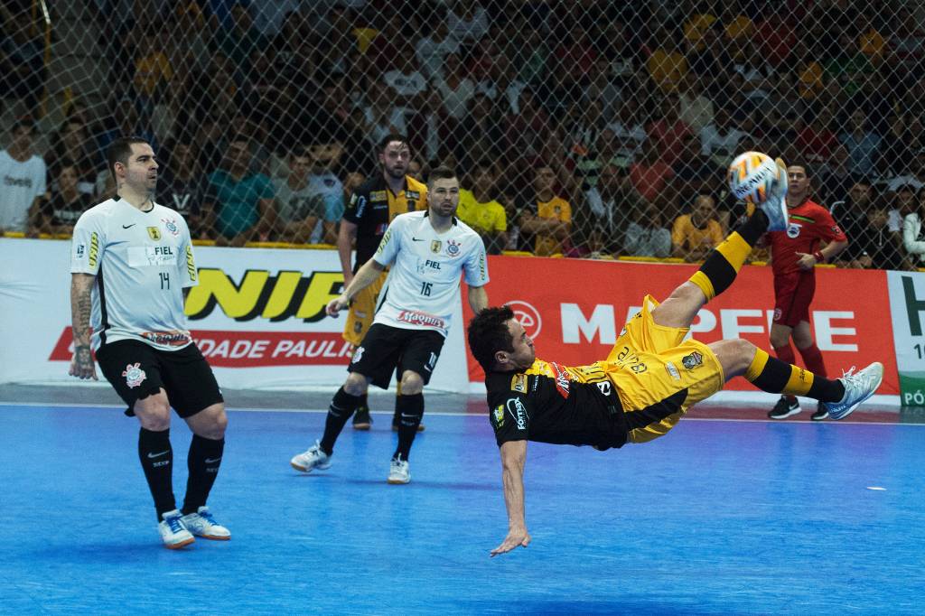 Falc&atilde;o aplica bicicleta na partida em que o Sorocaba venceu o Corinthians e conquistou o t&iacute;tulo da Liga Paulista de Futsal, na Arena Sorocaba