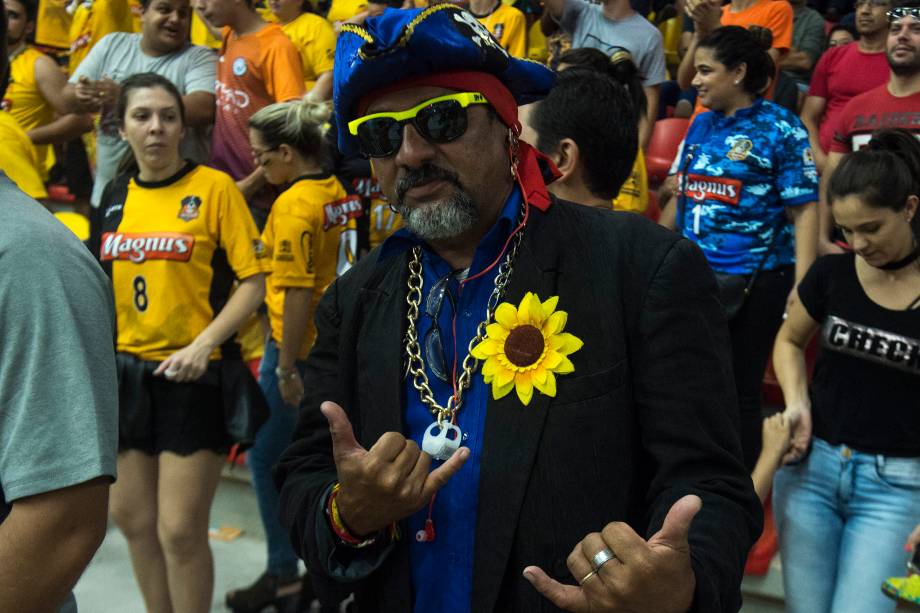 Um sósia do cantor Falcão compareceu à Arena Sorocaba para torcer pelo outro Falcão, o ídolo do Sorocaba