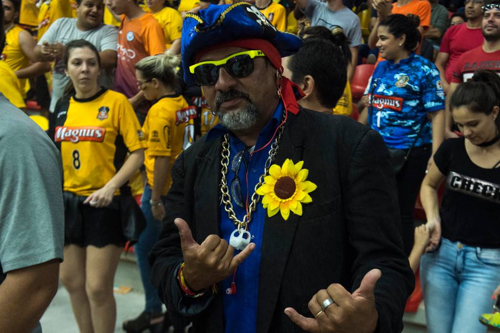 Um s&oacute;sia do cantor Falc&atilde;o compareceu &agrave; Arena Sorocaba para torcer pelo outro Falc&atilde;o, o &iacute;dolo do Sorocaba