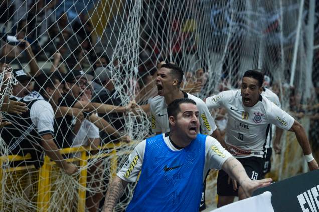 Após o único gol marcado por Douglas no tempo regular, pela equipe do Corinthians, jogadores comemoram próximo à grade com a torcida Após o único gol marcado por Douglas no tempo regular, pela equipe do Corinthians, jogadores comemoram próximo à grade com a torcida