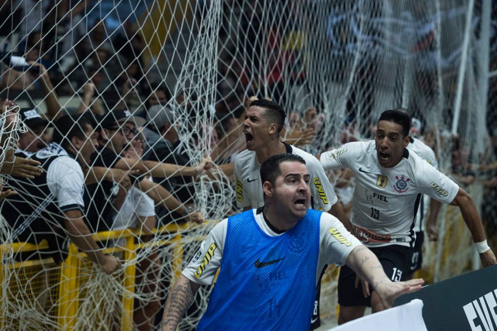 Ap&oacute;s o &uacute;nico gol marcado por Douglas no tempo regular, pela equipe do Corinthians, jogadores comemoram pr&oacute;ximo &agrave; grade com a torcida