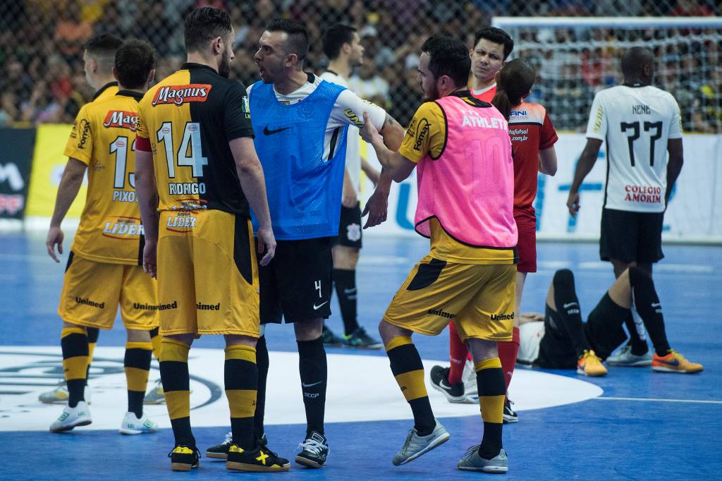Partida final entre Sorocaba e Corinthians valendo o t&iacute;tulo da Liga Paulista de Futsal, na Arena Sorocaba, em S&atilde;o Paulo