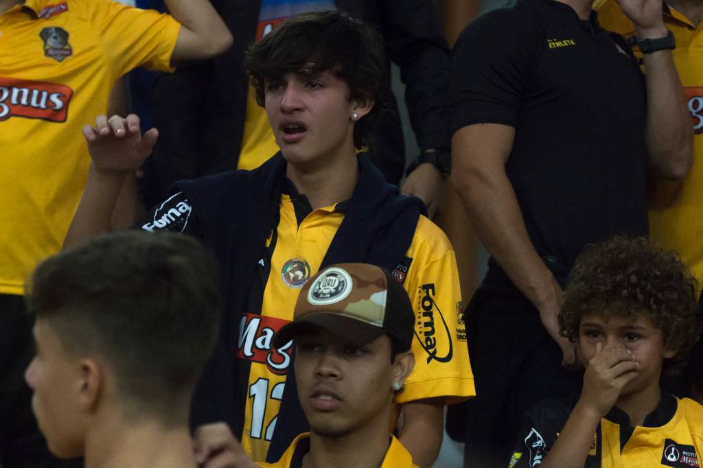 O filho mais velho de Falc&atilde;o, Enzo, se emociona nos minutos finais da partida decisiva entre Sorocaba e Corinthians