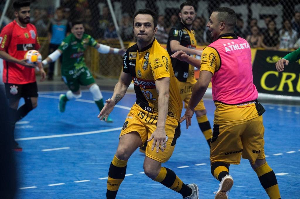 Falc&atilde;o comemora o gol marcado na prorroga&ccedil;&atilde;o da partida final contra o Corinthians, v&aacute;lida pela Liga Paulista de Futsal, na Arena Sorocaba, em S&atilde;o paulo