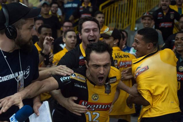 Após marcar um gol na prorrogação, Falcão pula a grade e comemora em meio à torcedores do Sorocaba Após marcar um gol na prorrogação, Falcão pula a grade e comemora em meio à torcedores do Sorocaba