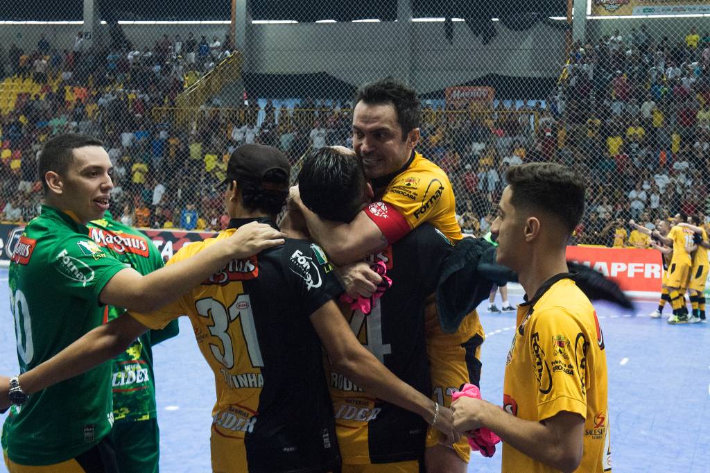 Equipe do Sorocaba comemora o t&iacute;tulo de bicampe&atilde;o da Liga Paulista de Futsal, na Arena Sorocaba, em S&atilde;o Paulo