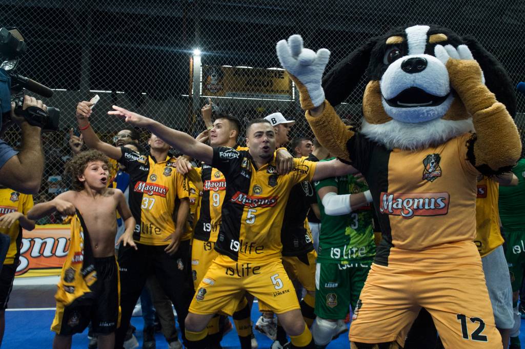 Equipe do Sorocaba comemora o t&iacute;tulo de bicampe&atilde;o da Liga Paulista de Futsal, na Arena Sorocaba, em S&atilde;o Paulo