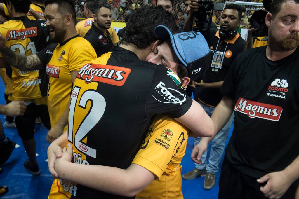 Falc&atilde;o abra&ccedil;a seu filho mais novo, Enzo, durante a comemora&ccedil;&atilde;o do bicampeonato da Liga Paulista de Futsal pelo Sorocaba