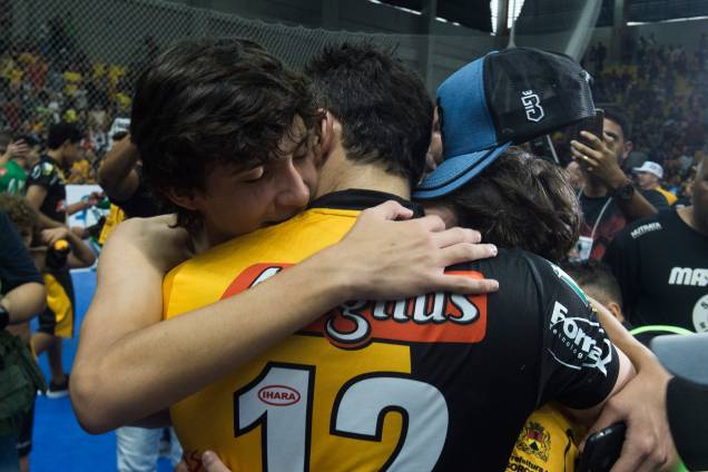 Falcão abraça os filhos Luigi e Enzo durante a comemoração do título de campeão paulista de futsal Falcão abraça os filhos Luigi e Enzo durante a comemoração do título de campeão paulista de futsal