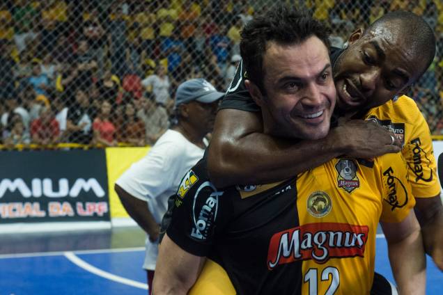 Falcão recebe abraço de Arthur durante a comemoração do segundo título paulista do Sorocaba Falcão recebe abraço de Arthur durante a comemoração do segundo título paulista do Sorocaba