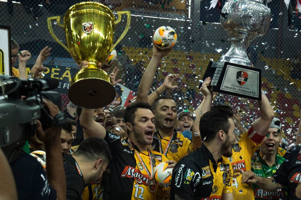 Falc&atilde;o e Rodrigo erguem trof&eacute;us durante a comemora&ccedil;&atilde;o do bicampeonato da Liga Paulista de Futsal, na Arena Sorocaba, em S&atilde;o Paulo