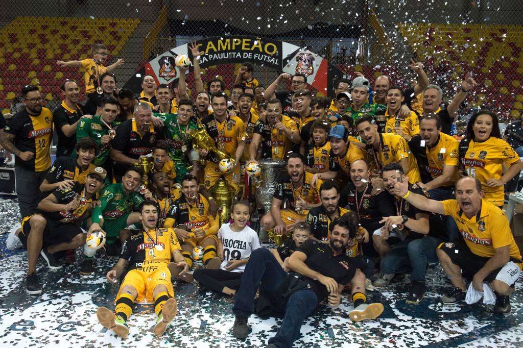 Equipe do Sorocaba comemora o t&iacute;tulo de bicampe&atilde;o da Liga Paulista de Futsal, na Arena Sorocaba, em S&atilde;o Paulo