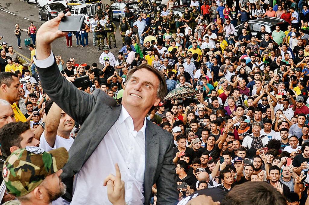 Eleitor de Bolsonaro tem em média 25 anos, é de classe média e usa camisa de força